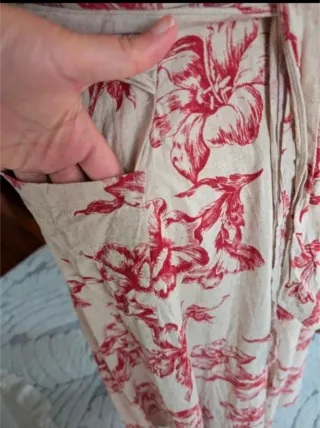 Vestido Zara floral beige y rojo Talla M