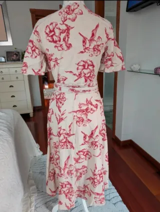 Vestido Zara floral beige y rojo Talla M