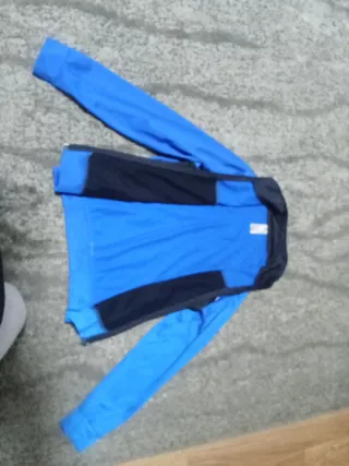 Chaqueta deportiva azul y negra