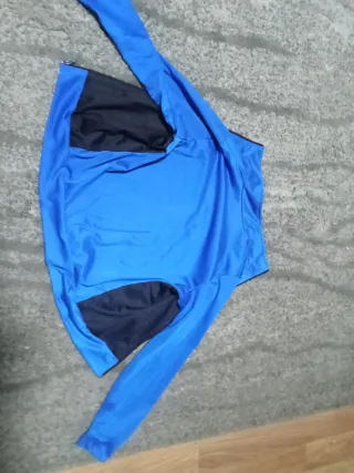 Chaqueta deportiva azul y negra