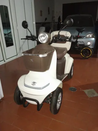 Scooter eléctrica 4 ruedas seminueva