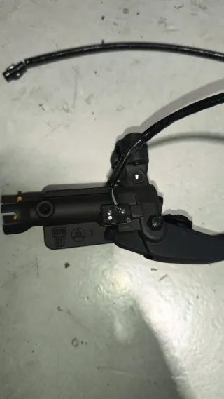 Bomba de Freno Negra Completa con sensor de luz