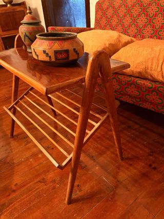 Mesa auxiliar de  madera vintage   con revistero