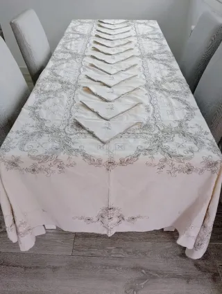 MANTELERIA COLOR CRUDO BORDADA EN GRIS MANTEL