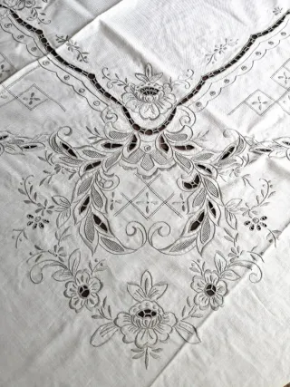 MANTELERIA COLOR CRUDO BORDADA EN GRIS MANTEL