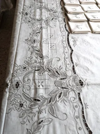 MANTELERIA COLOR CRUDO BORDADA EN GRIS MANTEL