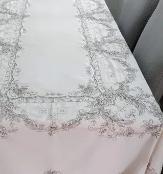 MANTELERIA COLOR CRUDO BORDADA EN GRIS MANTEL