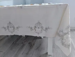 MANTELERIA COLOR CRUDO BORDADA EN GRIS MANTEL