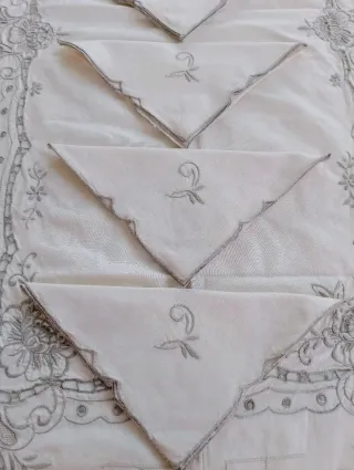 MANTELERIA COLOR CRUDO BORDADA EN GRIS MANTEL