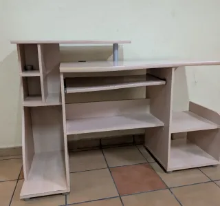 Escritorio madera y beige