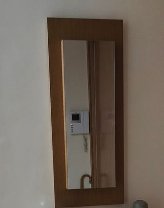 Espejo de madera con puerta para llaves