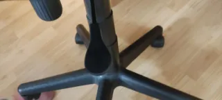 Silla de escritorio negra y morada