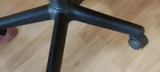 Silla de escritorio negra y morada