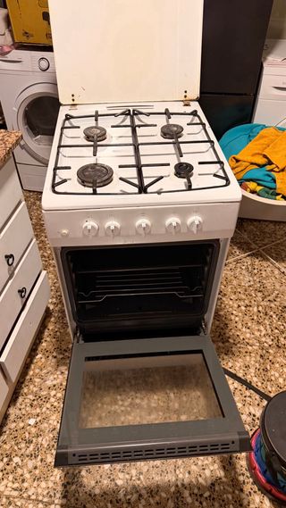 Cocina 4 fuegos y horno eléctrico