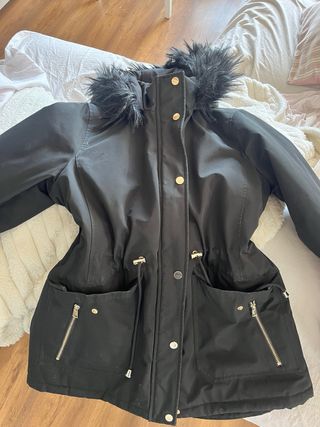 Chaqueta de invierno negra con capucha