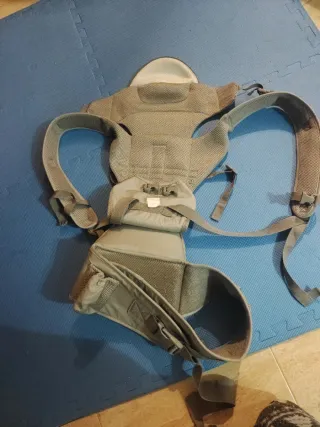 Mochila porta bebés gris