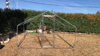 Gallinero metálico gris