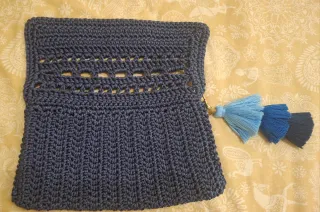 Bolso de mano, clutch, azul marino tejido a mano
