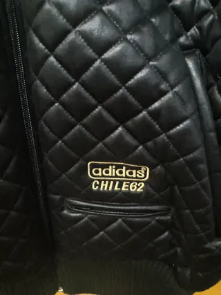 Chaqueta Adidas Chile 62 Negra y Dorada.nueva