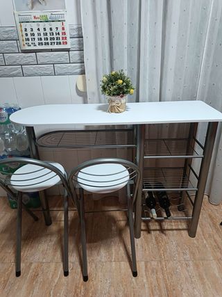 Mesa de cocina con 2 taburetes