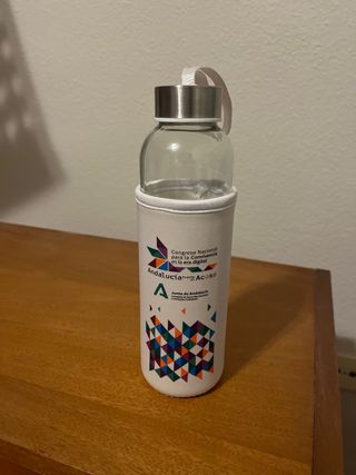 Botella de cristal con funda