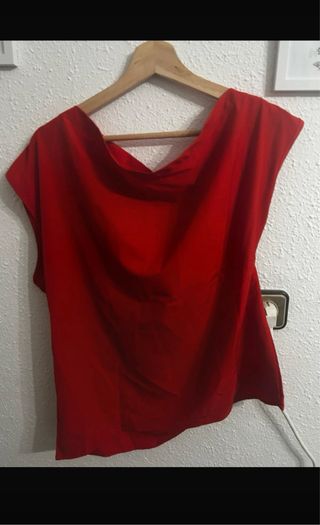 Top rojo drapeado asimétrico