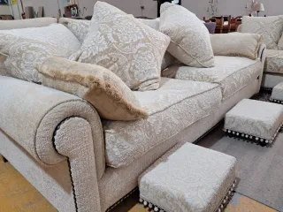 Sofá de tela beige con cojines