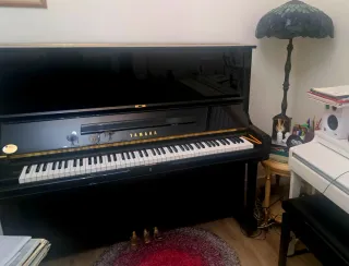 Piano Vertical Yamaha Negro