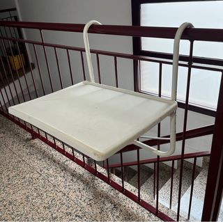 Mesa auxiliar plegable para barandilla