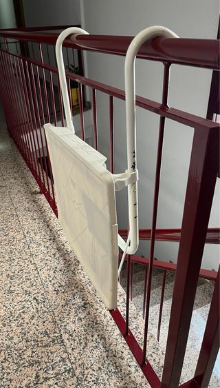 Mesa auxiliar plegable para barandilla