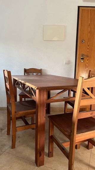 Mesa y 4 sillas de madera