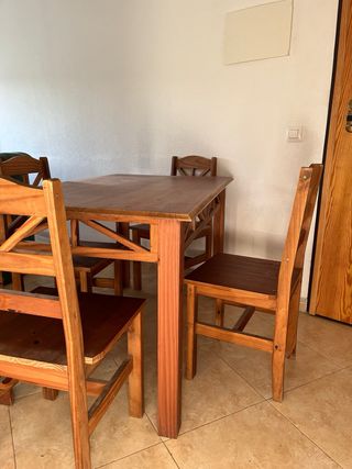 Mesa y 4 sillas de madera