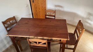 Mesa y 4 sillas de madera