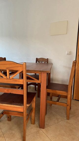 Mesa y 4 sillas de madera