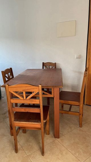 Mesa y 4 sillas de madera
