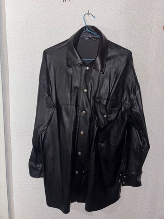 Sobrecamisa efecto piel Zara Negra