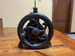 Máquina de coser antigua de colección