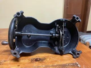 Máquina de coser antigua de colección