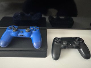 PS4 con 2 mandos y 5 juegos