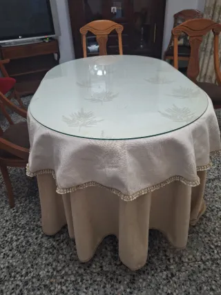 Mesa de comedor de madera con cristal