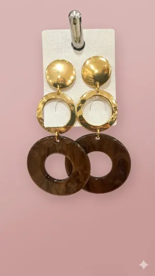 Pendientes dorados y marrones