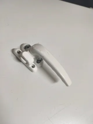 Manillas de ventana blancas