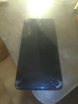 Móvil Negro Pantalla Rota