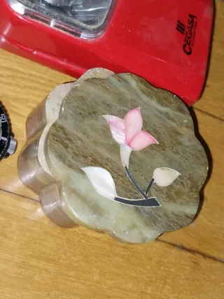 Lote antigüedades: bronce, monedas, cajas, plumas