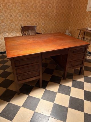 Mesa antigua de roble con 4 cajoneras