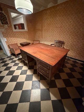 Mesa antigua de roble con 4 cajoneras