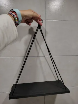 Estantería de madera negra colgante