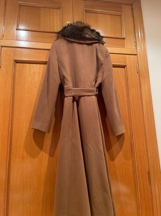Abrigo largo camel con cuello