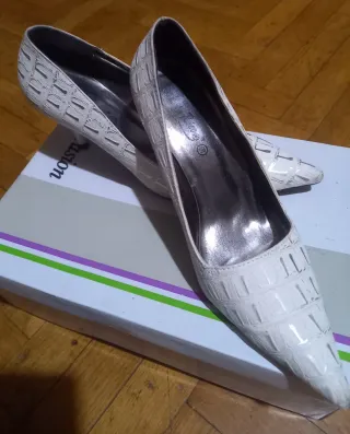Zapatos de tacón blancos para mujer