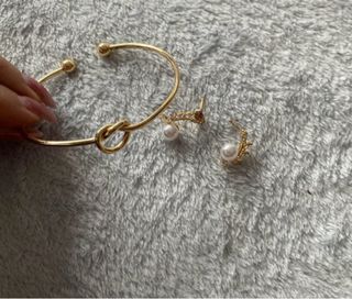 Conjunto de pulsera y pendientes dorados